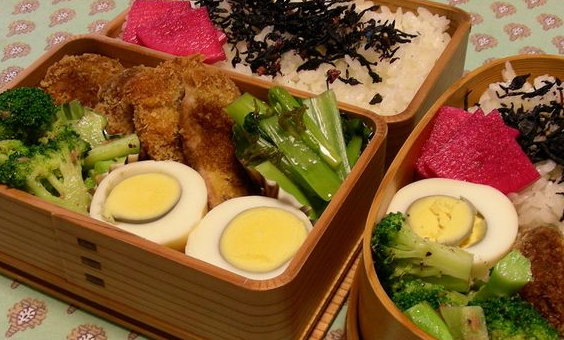 一般比较正常的日本上班族便当就是这样的,可以看出来非常的精致,日本