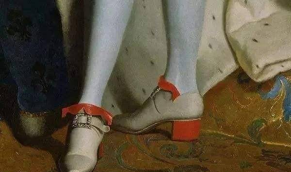 这和欧洲国家发明的高跟鞋有异曲同工之妙,但是高跟鞋似乎更加人性