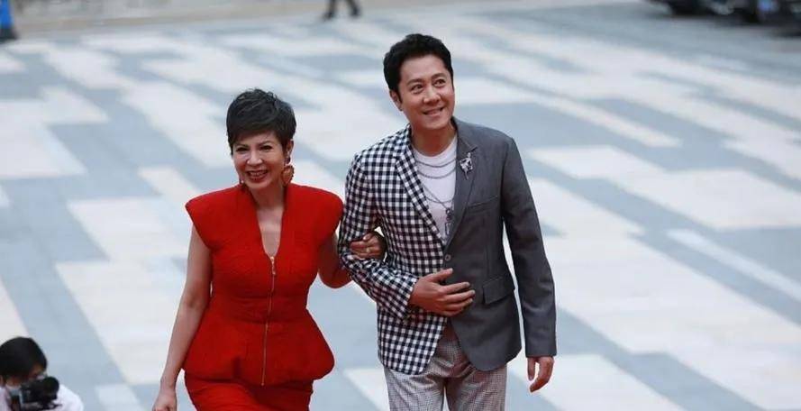 从节目里面简简单单的对话,就可以看出来,蔡国庆真的是找对人了,秦娟