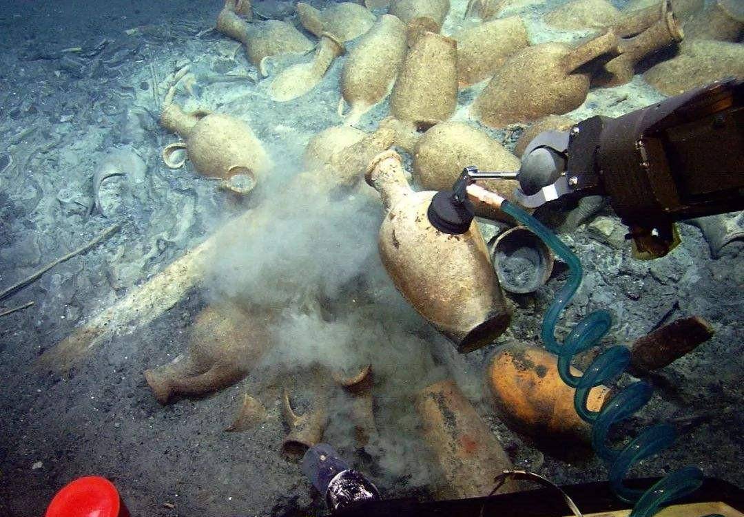 原创探险队打捞100年前沉船竟捞出900瓶皇帝御酒这下发了横财