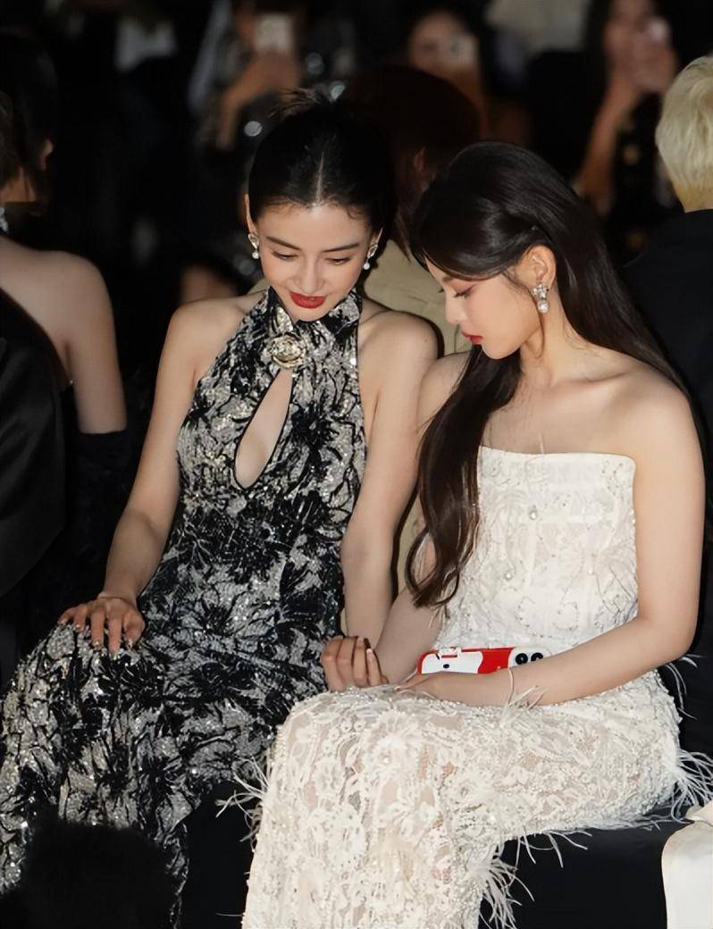 杨颖杨超越同框看秀挽手热聊关系亲密