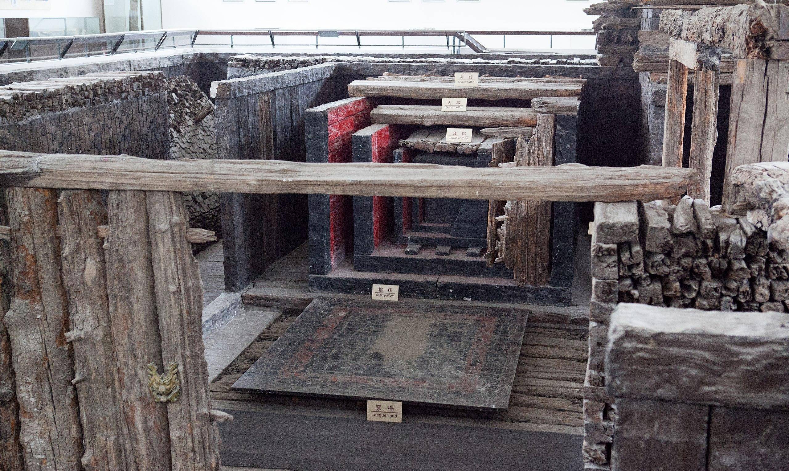 确认,这些被考古人员称为"条木"的墓墙,就是文献记载中的"黄肠题凑"