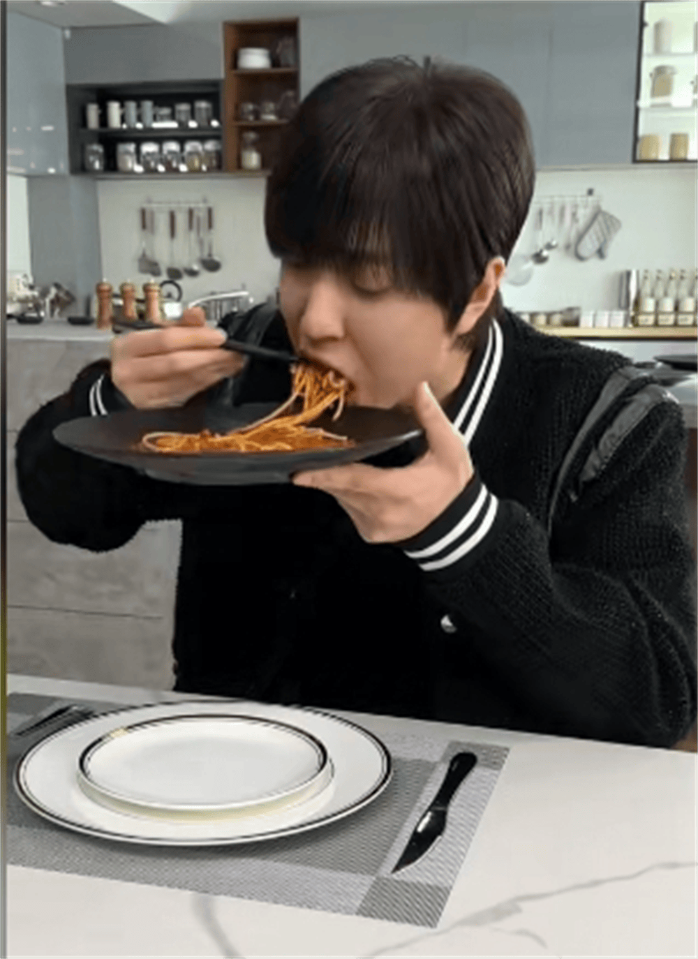 这次谢霆锋面子碎一地咖位降级为白冰做饭惨遭差评后满脸尴尬