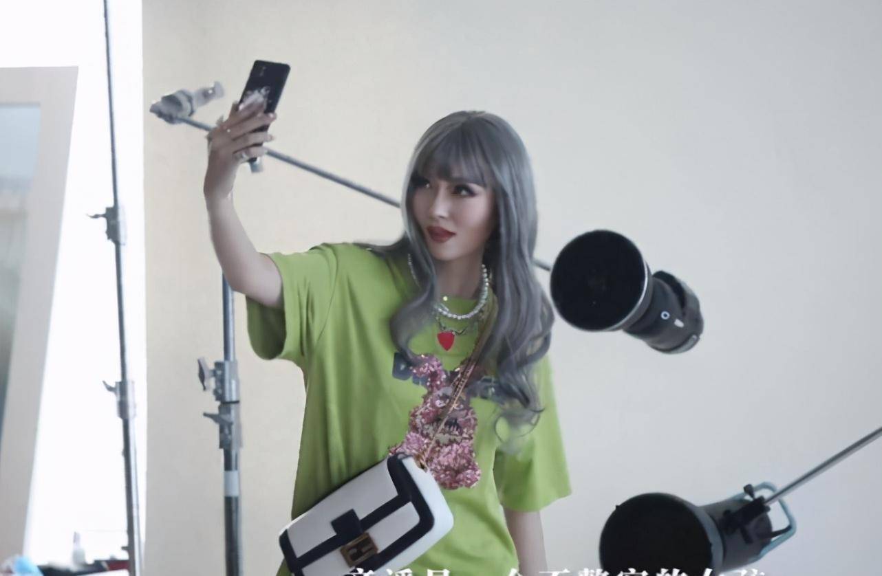 原创齐溪魔镜幕后花絮谈到假鼻子自己笑了而网友却心酸了