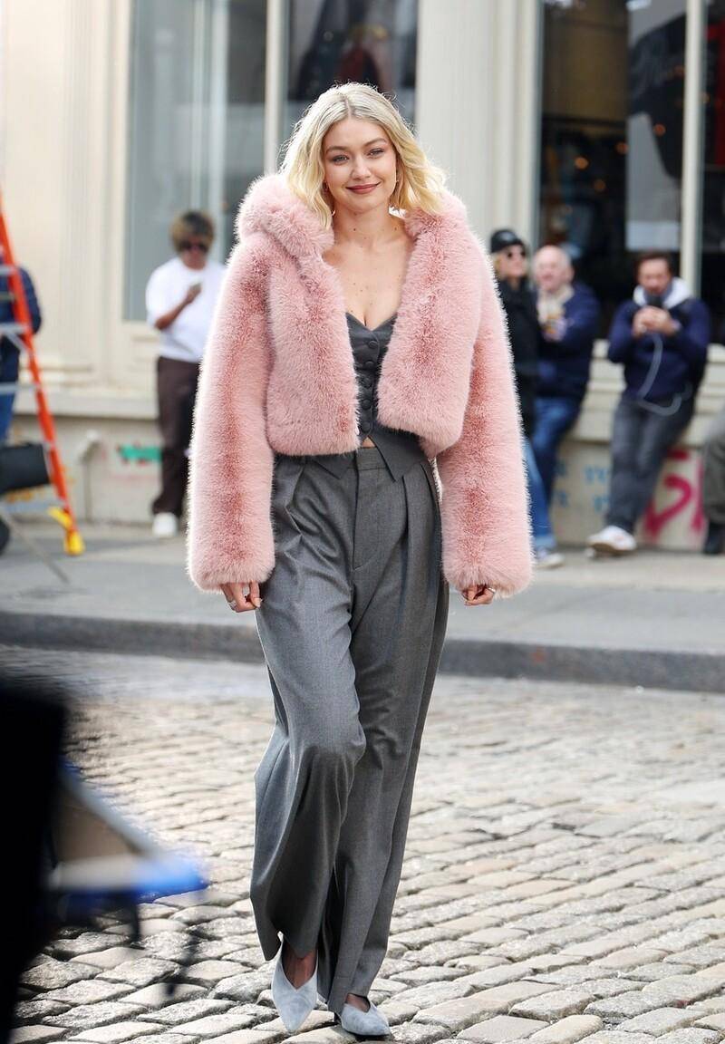 原创吉吉哈迪德街头拍摄大片穿粉色毛绒外套搭灰色阔腿裤时尚甜美