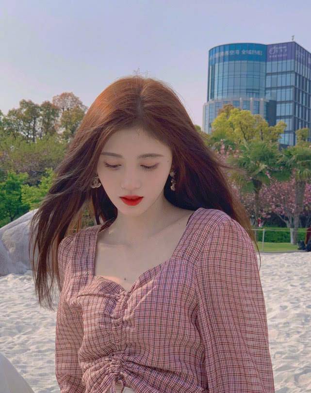 原创鞠婧祎的发际线都是抹出来的换新发色后白到发光网友小小年纪不学