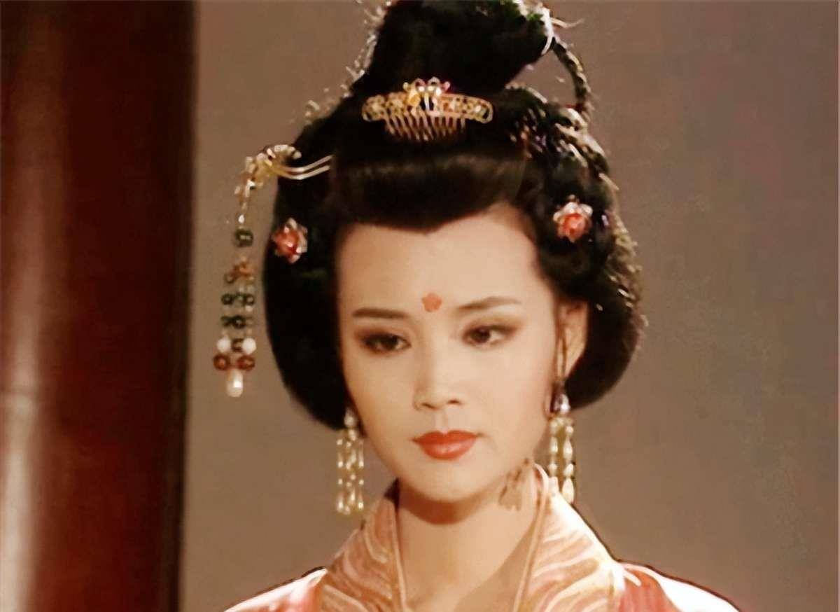 上官婉儿的才华和魅力不仅让她受到武则天的赏识,也吸引了许多男子的