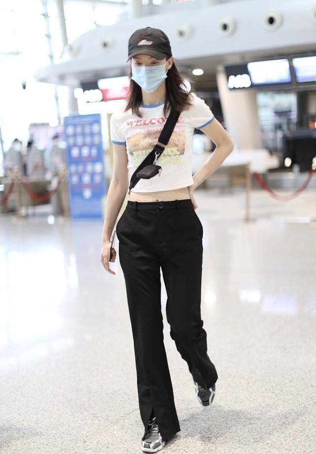 金晨不化妆素颜出镜长相依旧有魅力露出小蛮腰尽显窈窕身姿