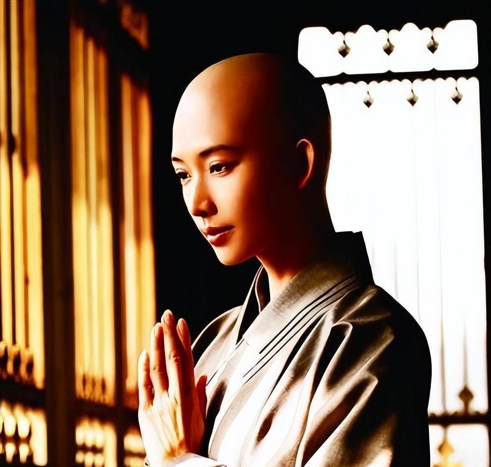 而这个孩子,杨忠也是给他起名为杨坚,而智仙在住进了佛堂之后,也是给