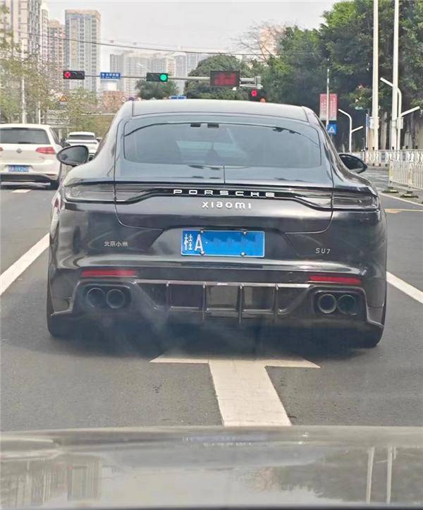 广西一保时捷"爆改"小米su7 引网友围观和热议_搜狐汽车_搜狐网
