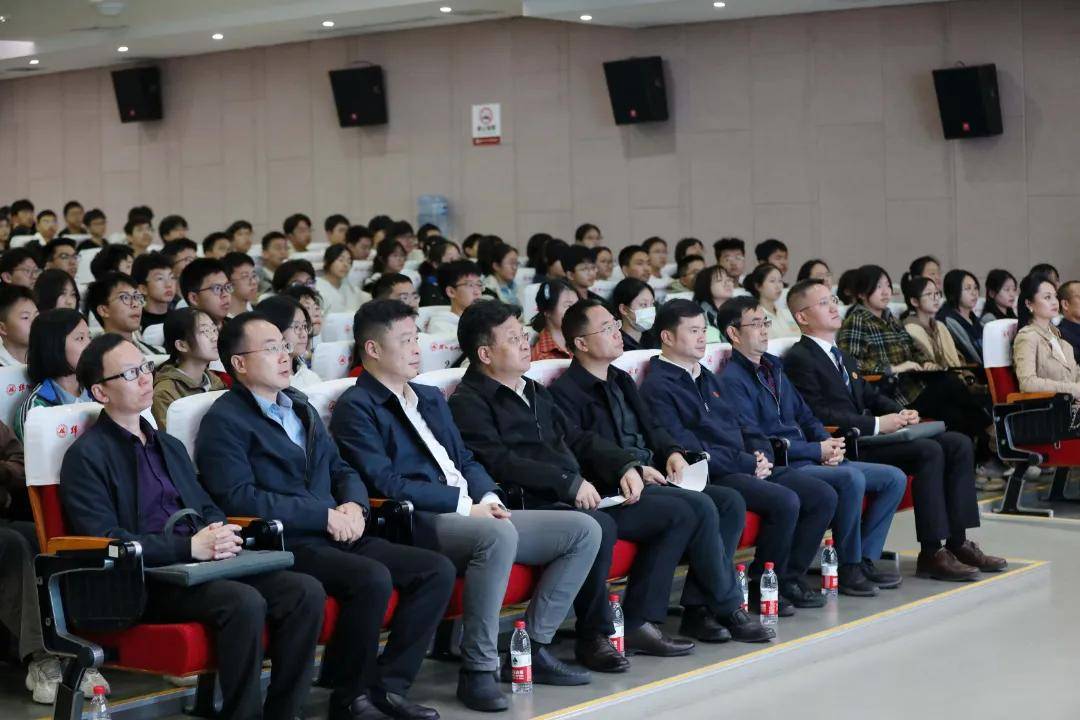 3月27日下午,中国民用航空飞行学院(以下简称"中飞院")与绵阳南山中学