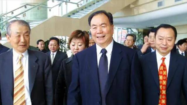 村民凑70块供他创业,赚百亿后开直升机回村,给村民发千万红包_郑大