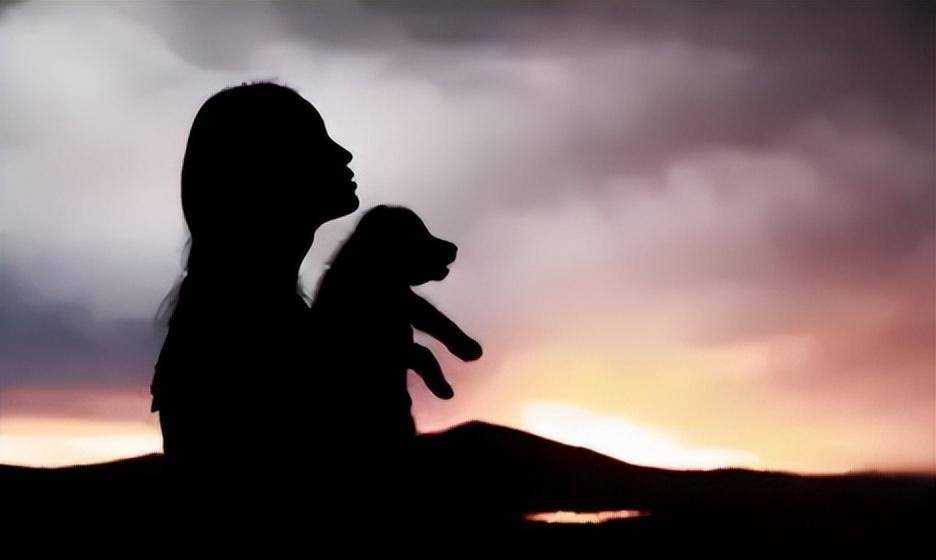 也许是情到深处,又或是尽力一试,她学着狼的叫声仰天长啸.