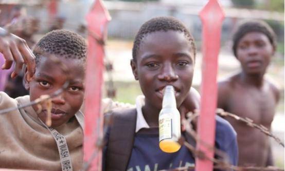 末日之城非洲肯尼亚靠吸食胶水续命航天燃油也能嗨上天