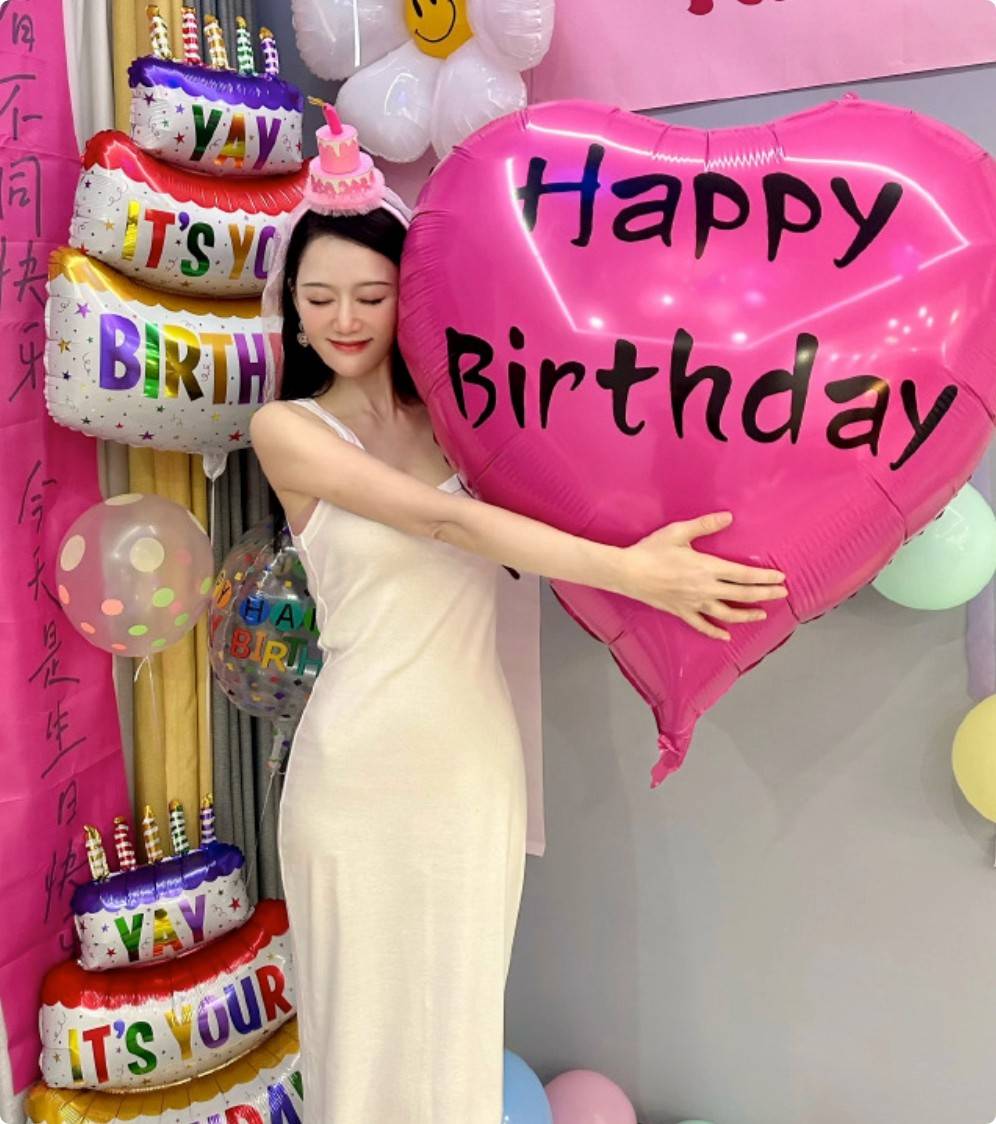 44岁陈乔恩终于不"藏"了,穿白色连衣裙凸显傲人身材_陈欣怡_观众_曲线