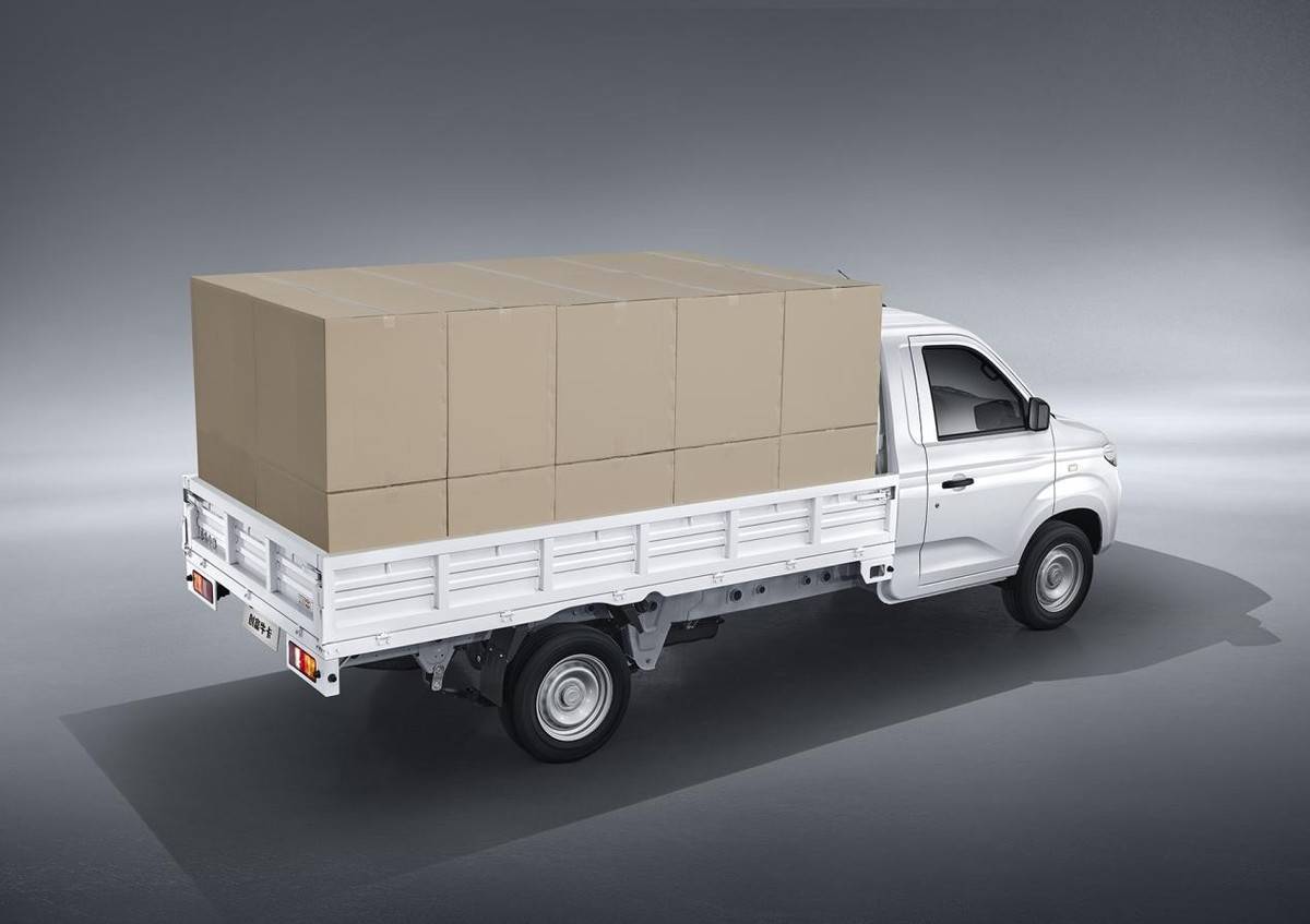 创富牛卡货箱长3.2米,宽1.68米,尺寸行业罕见,厢车载货空间超9.