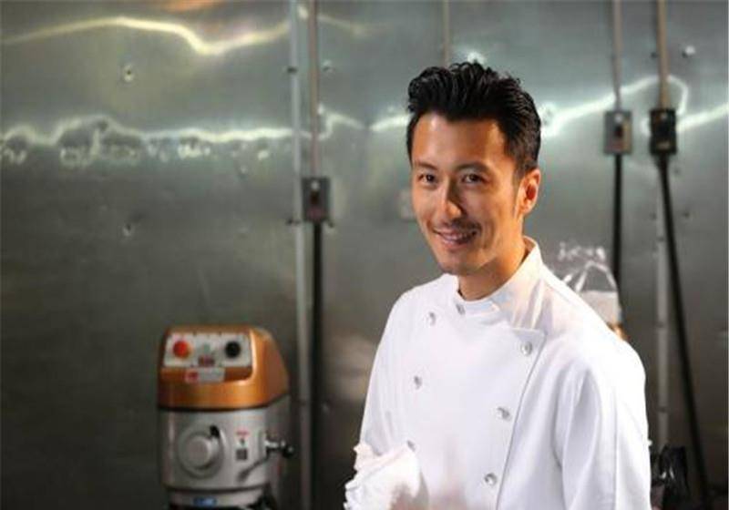 王菲再次与小鲜肉同行谢霆锋不在身边两人关系让人疑惑