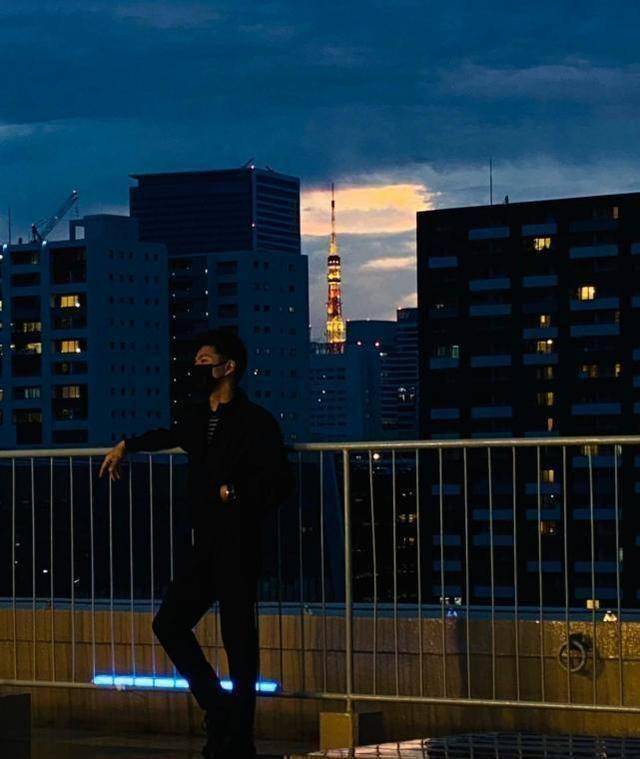 露眉毛像极工藤静香;木村拓哉片场打杂_黑色_一身_鬓角