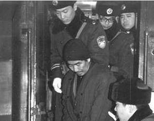 原创中俄列车大劫案妇女被辱乘客遭轮番抢劫跳车后仍被抓回殴打