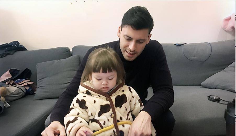 浙江女孩零彩礼嫁美国小伙,婚后靠租房过日子,小伙辞工在家带娃_樱子