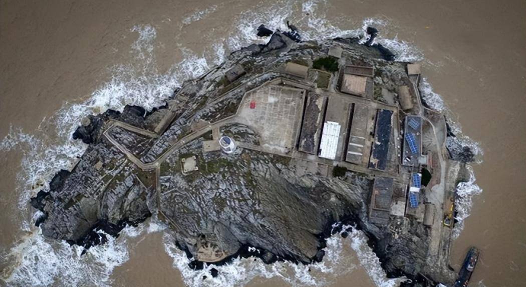 江苏夫妻为国驻守孤岛32年没水没电没居民深夜靠喝酒壮胆