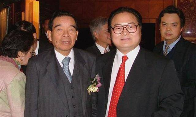 原创郑裕彤娶指腹为婚的妻子穷小子开启逆袭人生去世李嘉诚扶灵