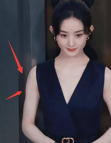 原创赵丽颖现身商场照镜子被自己美到了柜台魔鬼打光下状态逆生长