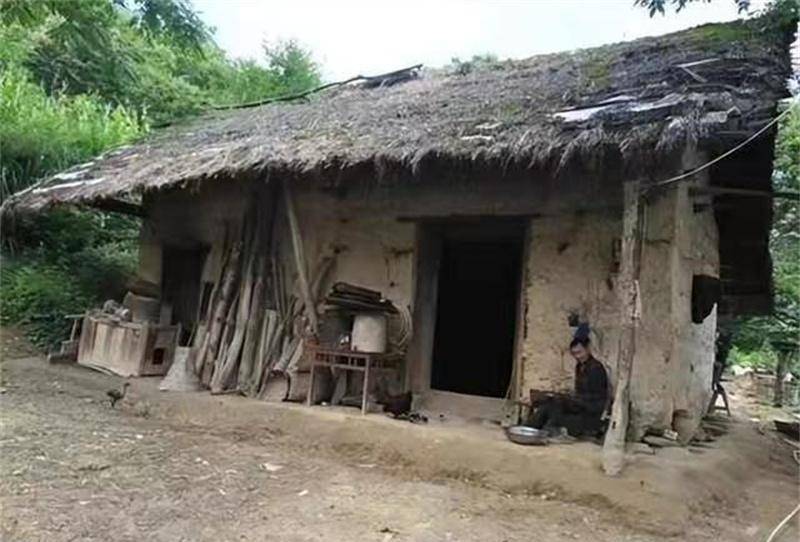 仅仅靠着种地卖粮,日子越过越穷,结婚20来年,仍旧住着土墙头茅草房
