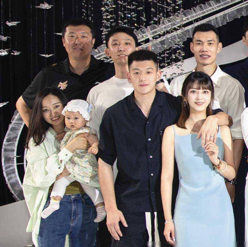 王治郅二婚女子近况依旧苗条,7个月大的女儿体重已达20_周蕾_家庭