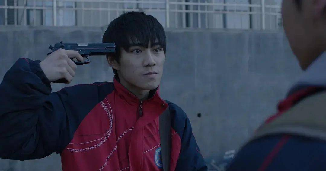 胡波导演用他的镜头捕捉到了生活中的现实和残酷,但同时,他也多次放大