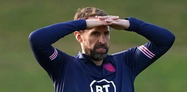 英格兰主帅索斯盖特为斯通斯受伤进行辩护探讨用人决策