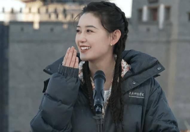 原创蒋依依穿中戏羽绒服参加活动生图发量厚实央视镜头下依然漂亮