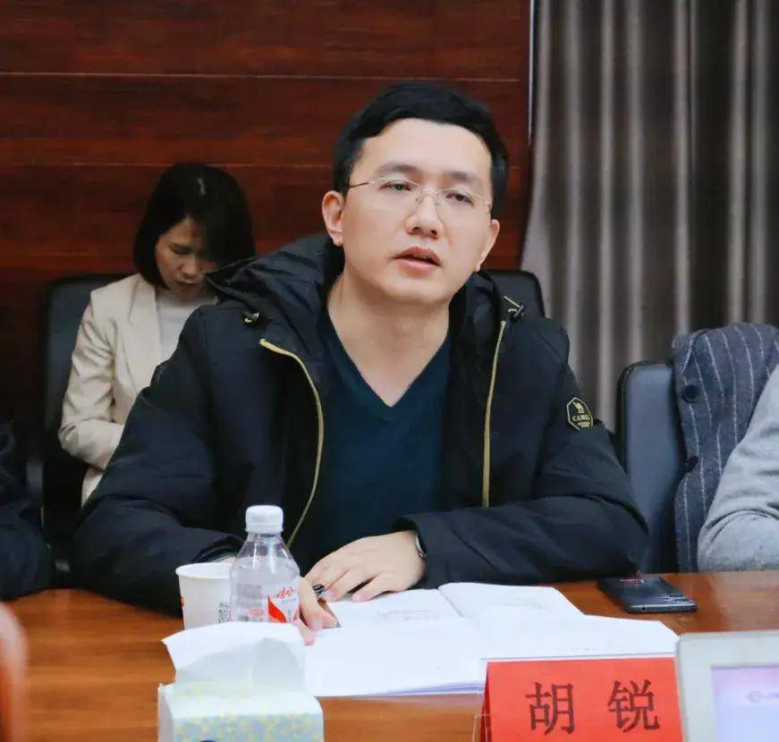 市经信局汽车产业处副处长胡锐围绕产业发展最新政策,我市在智能网联