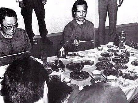 历史档案,韩国前总统朴槿惠父母遇刺瞬间真实影像_朴正熙_讲台_登月舱