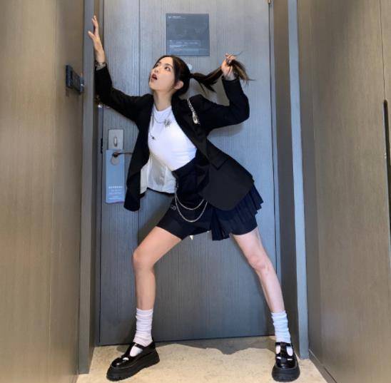 原创火箭少女录节目yamy吴宣仪双c位谁注意杨超越把鞋脱了