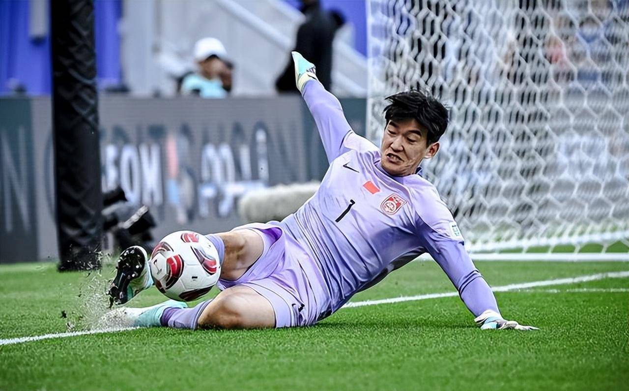 为何几任主帅都坚持用颜骏凌,有利益输送?还是真比王大雷好使_比赛_对