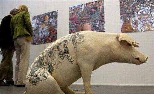 原创他在猪身上纹身被香奈儿买走后做成2个限量版手袋一张皮50万