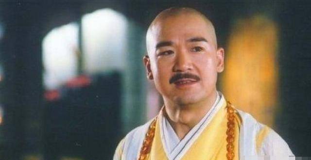 张国立在剧中饰演成昆,这个光头和尚,真是被他骗惨了,没想到他是那么