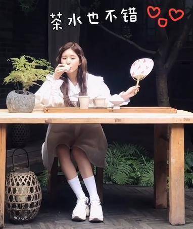 赵露思回成都工作宽松孕妇装能装下两个人走路姿势很豪放