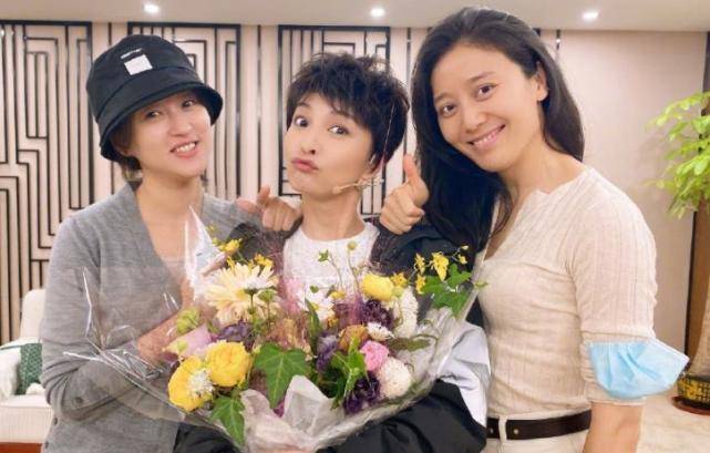 原创吴昕晒照人缘超好合影被沈梦辰搂腰杜海涛站c位派头十足