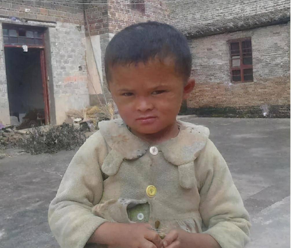 从农村娃到万人追捧,因一张"马云脸"成网红,如今范小勤怎样了_照片_小