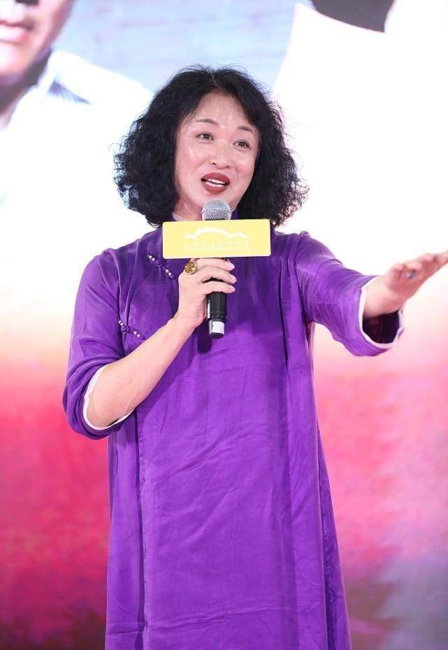 金星的穿着不同于一般人,旗袍也要穿宽松的,但优雅的气质却没变_造型_