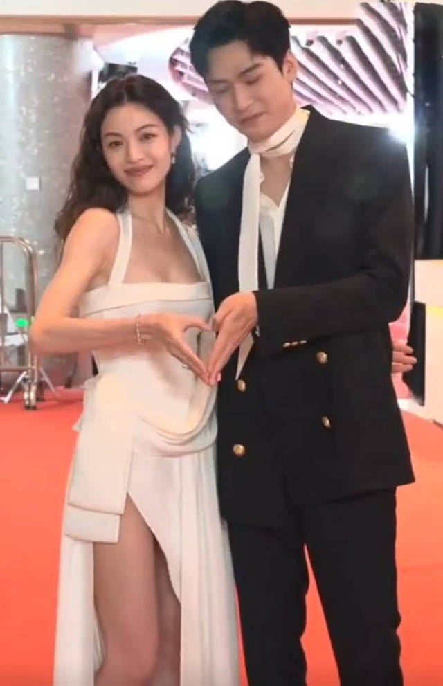 关晓彤发福脸肿,钟楚曦龚俊比心,李沁唐嫣状态佳_礼服_感觉_张雨绮