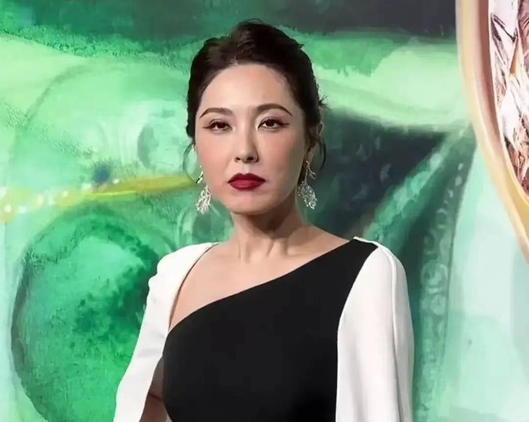 偌大的一部《与凤行》,整容过度的硅胶脸,也并非只有曾黎一位.