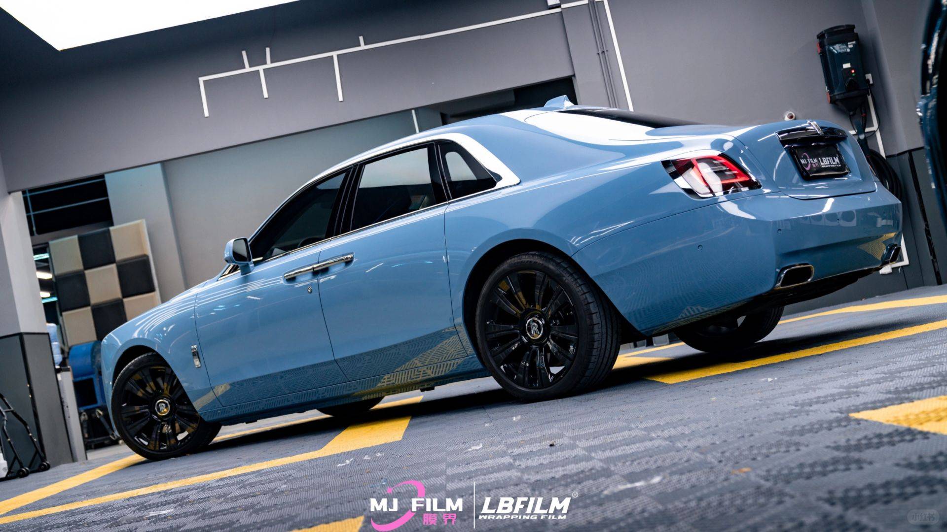 劳斯莱斯lb改色膜原厂漆瓷器蓝,大气且低调的蓝色_品牌_回头率_中国