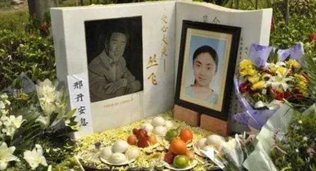 原创深圳玫瑰邢丹葬礼与丛飞合葬5岁爱女抱遗像痛哭千人送别