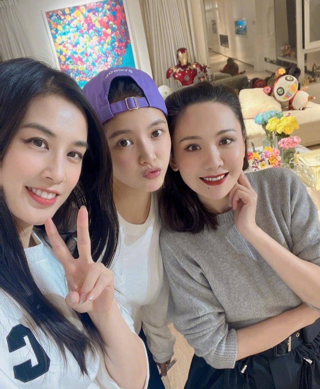 原创黄圣依晒闺蜜聚会照疑似王灿家内景曝光一整面墙都是玩偶豪气十足