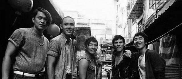 原创陕西军区司令员在饭店吃饭被一群地痞挑衅司令知道我是谁吗