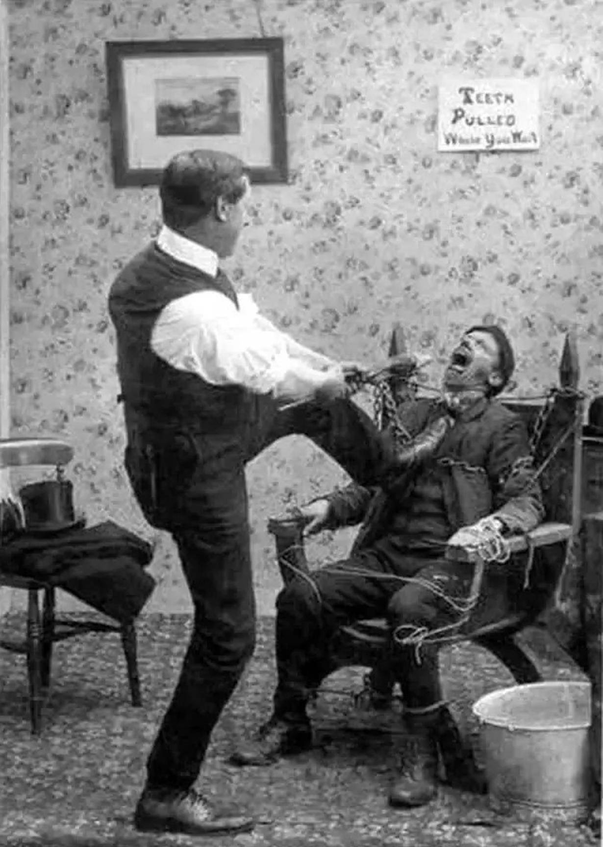 原创过目难忘的瞬间苏联女兵给德军拔牙赫本抽着烟烫头发穿女装的裕仁