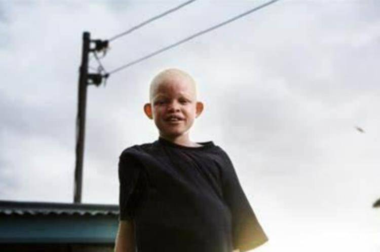 她开始大声吼叫,希望可以唤醒隔壁房间的爸爸妈妈.